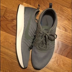 9.5 Nike Green Shoes